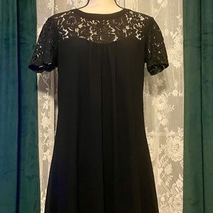 Vanberfia / Black / Smock Dress w Lace Detail / M